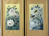 deux tableaux représentant des fleurs, accrochés au mur dans des cadres dorés