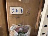 un sac de provisions posé sur une étagère dans un magasin