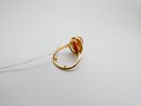 l'image d'une bague en or contenant une pierre rouge