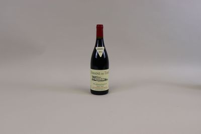 une bouteille de vin à côté d'une bouteille de vin