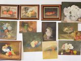 de nombreux tableaux accrochés au mur d'une pièce