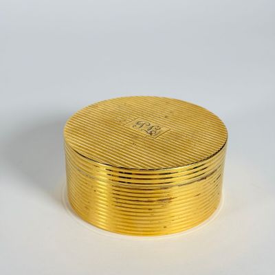 MAISON WOLFERS - à Bruxelles Boîte ronde en vermeil à décor …