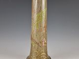 un vase en verre avec un motif floral