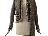 une image d'une veste de femme sur un mannequin