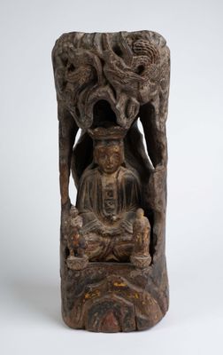 statue d'un Bouddha assis avec un dragon sur un rocher