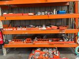 Il y a de nombreux types d'outils différents dans ce garage.