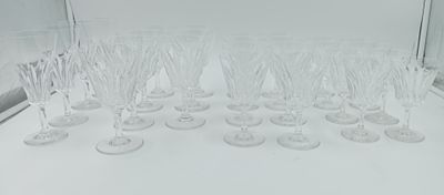 un grand nombre de verres à vin posés sur une table