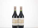 deux bouteilles de vin posées sur une table l'une à côté de l'autre