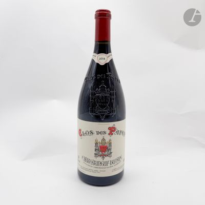 une bouteille de vin rouge sur fond blanc