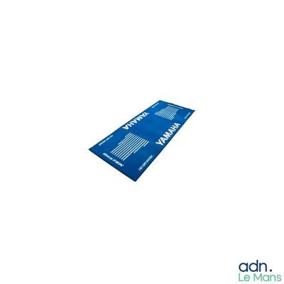 une photo d'un tapis bleu sur fond blanc