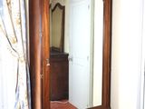 un miroir dans un coin de la pièce, près d'une porte