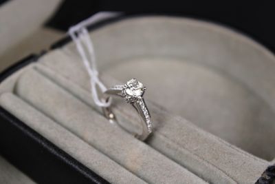 une bague qui se trouve dans une boîte sur une table