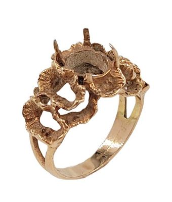 un gros plan d'une bague en or ornée d'un dragon