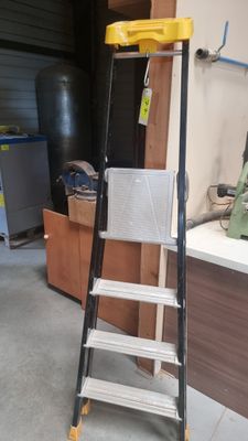 une échelle qui se trouve dans un garage