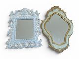 deux miroirs posés l'un à côté de l'autre sur une surface blanche
