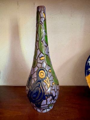 trois vases posés sur une table