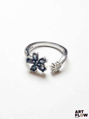 un gros plan d'une bague en argent ornée de fleurs