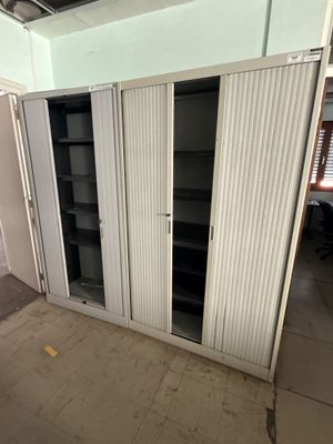 une pièce équipée d'une porte coulissante et d'un placard