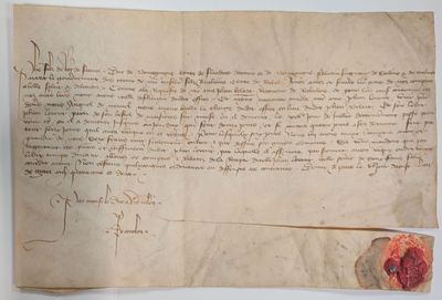 un gros plan d'un morceau de papier sur lequel on a écrit