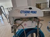 un tuyau bleu relié à une machine blanche dans une pièce