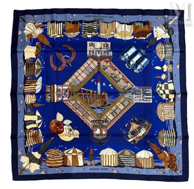 une photo d'un foulard carré bleu sur lequel figure une image de ville
