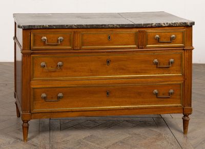 Importante commode en acajou et placage d'acajou, les montan…
