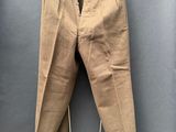un pantalon beige suspendu à une corde à linge