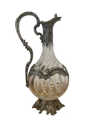 une image représentant un vase en argent et en verre sur fond blanc