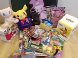 beaucoup d'objets Pokémon sur la table