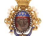 un gros plan d'un insigne sur lequel figure un bateau