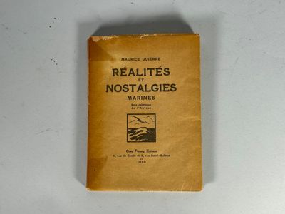 un vieux livre posé sur une table à côté d'une table blanche