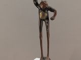 statue d'un homme tenant un bol, posée sur un socle