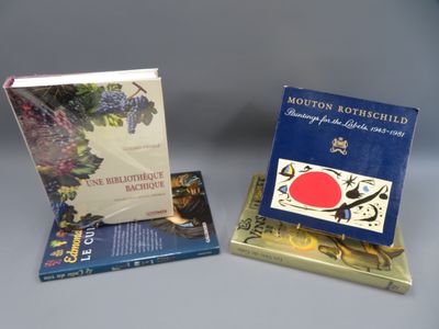 deux livres posés l'un à côté de l'autre sur une table