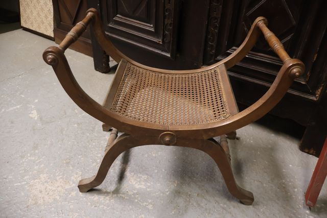 Petit banc curule assise cannée 