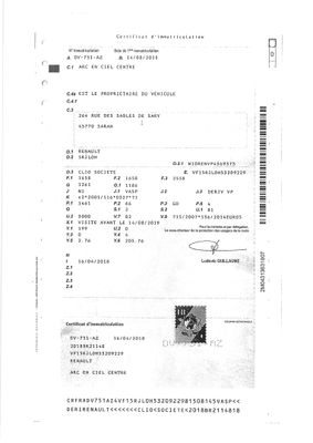 un gros plan d'un document sur lequel figure la photo d'une personne