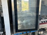 une photo d'un four professionnel doté d'une porte vitrée