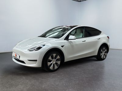 une Tesla Model X blanche garée dans une pièce blanche