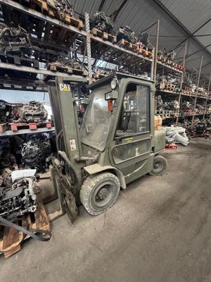 un chariot élévateur dans un grand entrepôt rempli de bric-à-brac