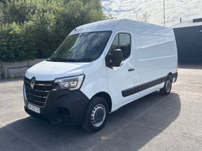 une camionnette blanche garée dans un parking