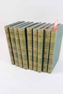 plusieurs vieux livres sont empilés sur une surface blanche
