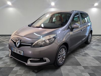 la voiture argentée est garée dans la pièce au sol en damier