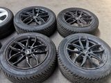 quatre pneus sont posés par terre dans un garage