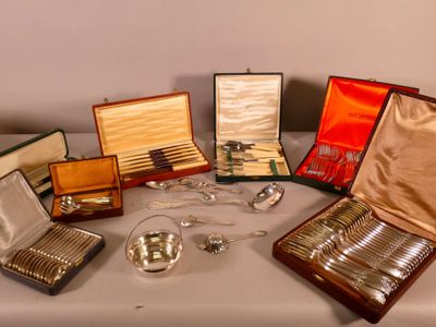 Lot d'objets de table en métal argenté et inox : 12 couverts… - Photo 1