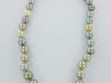 un collier de perles multicolores sur fond blanc