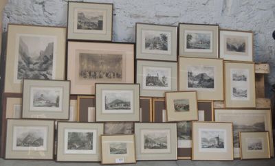 de nombreuses photos encadrées accrochées au mur d'une pièce
