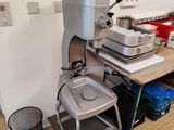 une machine posée sur une table dans une cuisine