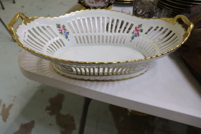 un bol posé sur une table dans une pièce