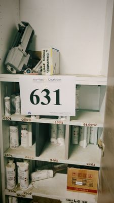 une étagère sur laquelle sont posés de nombreux objets, avec une étiquette indiquant « 631 »