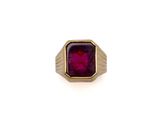 Gros plan sur une bague contenant une pierre rouge
