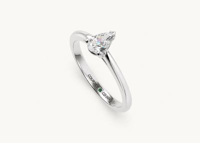 gros plan d'une bague en diamant sur fond blanc